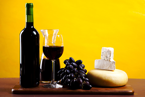 포토 JPG 해외이미지 와인잔 포도 유리병 치즈 사람없음 쌓기 와인병 나무도마 노란배경 조각치즈 해외202004 해외포토 조각 백그라운드 술잔 과일 모션 병_용기 유제품 도마 목재 노란색 와인 파일형식 이미지허브