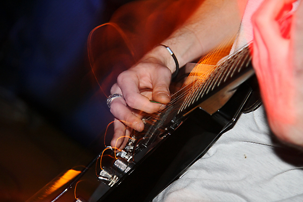 포토 JPG 해외이미지 손 음악 놀이 검은배경 사람 사람없음 가로 빨간색 검은색 힘 소리 콘서트 연주자 음악가 에너지 무대 기구 기타 도구 일렉기타 예술가 시끄러움 기타리스트 뮤지컬 블러 해외202004 해외포토 직업 컬러 백그라운드 현악기 문화예술 신체부위 공연 파일형식 이미지허브