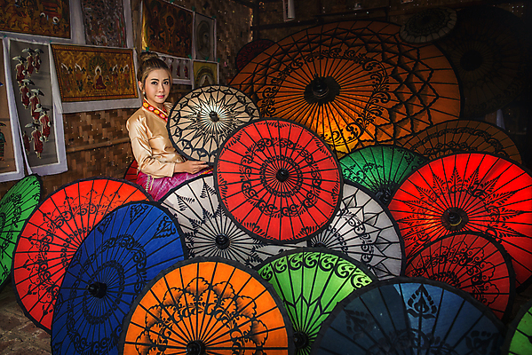 포토 JPG 해외이미지 전통 디자인 여자 아시아 분홍색 백그라운드 패턴 오렌지 우산 벽지 미술 한명 동양인 장식 빨간색 초록색 파란색 컬러풀 태양 노란색 보라색 시장 클래식 보호 수집 라오스 수공예 미얀마 해외202004 해외포토 자연요소 1 나라 컬러 컨셉 무늬 과일 문화예술 사람 인종 공예 파일형식 이미지허브