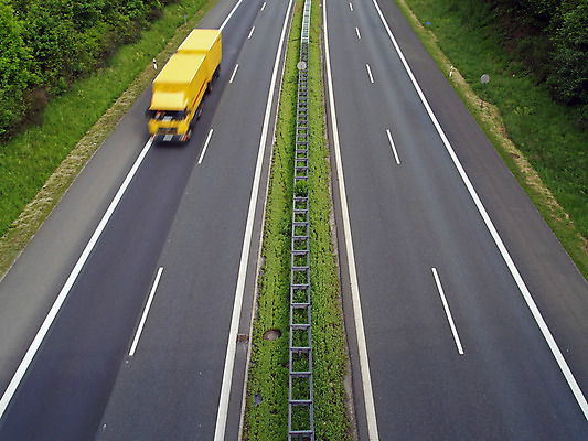 포토 JPG 해외이미지 도로 비즈니스 교통시설 모션 독일 사람없음 야외 트럭 화물 고속도로 상품 컨테이너 속도 상업 짐차 트레일러 모터 과속 루트 해외202004 해외포토 유럽 산업 길 교통 자동차 운송업 시설 파일형식 이미지허브