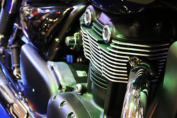 포토 JPG 해외이미지 교통시설 사람없음 빨간색 빛 운동 반사 금속 자전거 검은색 힘 기계 오토바이 클래식 엔진 모터 완벽 힘찬 스타일 해외202004 해외포토 컬러 교통 컨셉 재질 건강 바이크 시설 파일형식 이미지허브