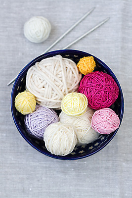 포토 JPG 해외이미지 접시 별 분홍색 공 서기 취미 사람없음 파란색 노란색 평화 보라색 기쁨 회색 흰색 뜨개질 작음 큼 라일락 제비 해외202004 해외포토 자연요소 식기 꽃 감정 컬러 컨셉 모션 조류 크기 파일형식 이미지허브