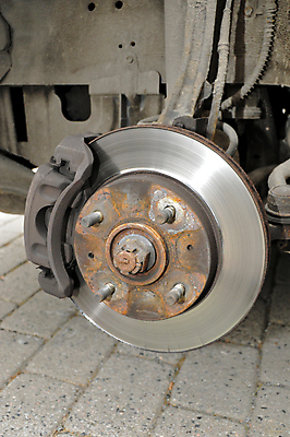 포토 JPG 해외이미지 부분 자동차 사람없음 여름 빛 블록 바퀴 작업실 변화 브레이크 묘사 서비스 부식 관절 보안 교체 그만 옛날 제어 해외202004 해외포토 계절 육상교통 컨셉 뼈 안전 파일형식 이미지허브