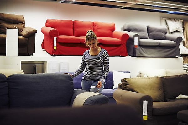 포토 JPG 해외이미지 1 라이프스타일 응시 여자 행복 가구 주택 실내 한명 서기 사람 20대 성인 내부 장식 쇼핑 금발 세일 상점 비교 선택 구매 상품 가격 쇼핑몰 고객 주부 상업 히스패닉 소매 해외202004 해외포토 헤어스타일 시선 감정 생활용품 컨셉 모션 청년 건물 생활 파일형식 이미지허브