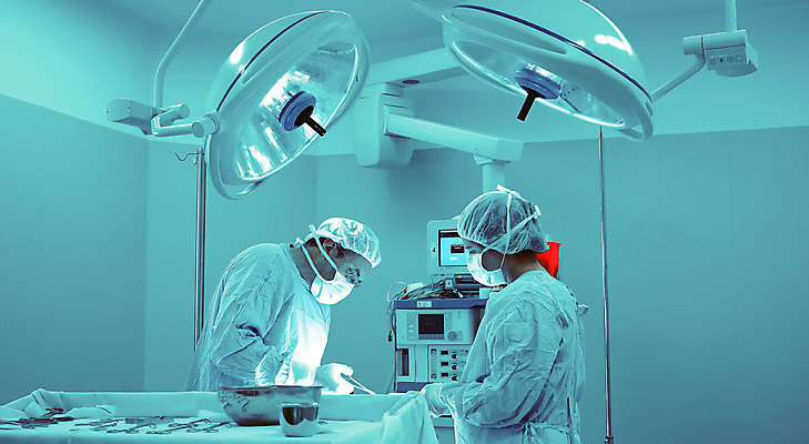 포토 JPG 해외이미지 전등 병원 가면 두명 모니터 방 장비 의사 외과 해외202004 해외포토 의학 조명 사람 컴퓨터 의료진 파일형식 이미지허브