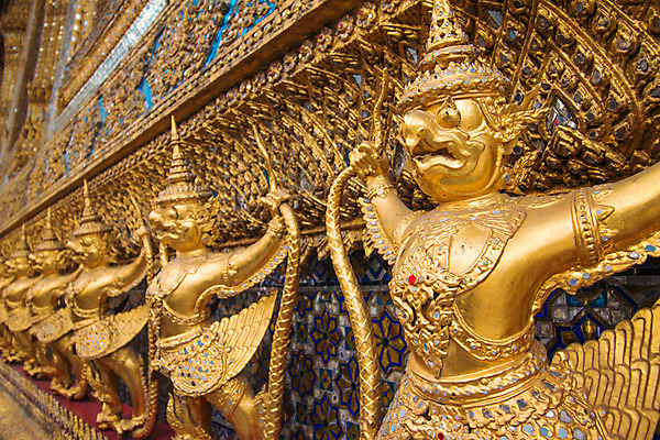 포토 JPG 해외이미지 전통 아시아 종교 문화 선 벽 조각 여행 불교 건축양식 태국 조류 미술 동양인 사람없음 건물 장식 조각상 여행객 금속 궁전 발코니 사찰 영혼 역사 황금 악마 심볼 방콕 에메랄드 동쪽 옛날 해외202004 해외포토 동물 건축물 건축 나라 고건축 종교건축 재질 문화예술 사람 인종 조형물 보석 방향 파일형식 이미지허브