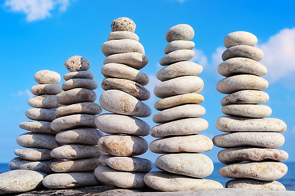 포토 JPG 해외이미지 선 바다 자연 하늘 사람없음 쌓기 탑 성장 조약돌 심볼 피라미드 평형 해외202004 해외포토 건축물 모션 수영 돌_바위 생태계 랜드마크 파일형식 이미지허브