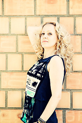 포토 JPG 해외이미지 모델 1 라이프스타일 손 응시 여자 벽 포즈 컨셉 생각 벽돌 사람 소녀 성인 사람없음 야외 가로 여름 청춘 유행 슬픔 도시 화려 우아함 좌절 장면 우울증 유일 해외202004 해외포토 시선 계절 감정 어린이 생활 신체부위 질병 파일형식 이미지허브