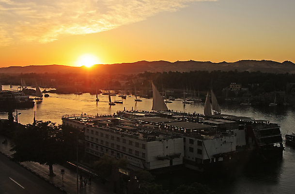 포토 JPG 해외이미지 실루엣 모래 여행 요트 오렌지 교통시설 아프리카 하늘 항해 파노라마 이집트 풍경 사람없음 야외 강 태양 일출 항구 일몰 새벽 사막 도시 보트 강가 크루즈 함선 모터보트 북쪽 타운 모터 해외202004 해외포토 자연요소 나라 교통 배_교통 과일 촬영기법 노을 방향 시설 파일형식 이미지허브