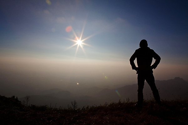 포토 JPG 해외이미지 구름 남자 실루엣 아시아 여행 포즈 자연 하늘 추상 휴가 산 그림자 사람 풍경 사람없음 야외 빛 햇빛 태양 카메라 일출 검은색 황혼 일몰 업무 저녁 언덕 윤곽 절정 수평선 해외202004 해외포토 자연요소 나라 컬러 무늬 촬영기법 전자제품 노을 작업 야간 생태계 파일형식 이미지허브