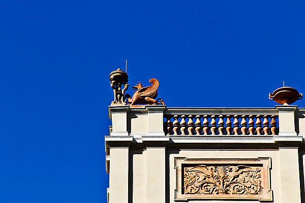 포토 JPG 해외이미지 유럽 벽 조각 패턴 날개 오렌지 건축양식 창문 하늘 천사 주택 그림자 미술 사람없음 건물 장식 파란색 조각상 숫자 흰색 도시 시간 화려 역사 비엔나 오스트리아 청동 옛날 해외202004 해외포토 문자 건축물 건축 나라 컬러 컨셉 무늬 과일 문화예술 조형물 파일형식 이미지허브