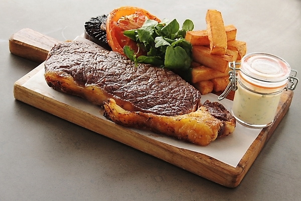 포토 JPG 해외이미지 그릇 음식 육류 스테이크 요리 사람없음 식사 저녁식사 소고기 먹기 준비 점심식사 해외202004 해외포토 식기 식재료 모션 서양음식 파일형식 이미지허브