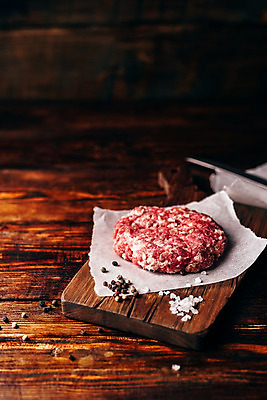 포토 JPG 해외이미지 식재료 실내 사람없음 소금 패티 나무도마 나무탁자 통후추 종이호일 해외202004 해외포토 탁자 도마 내부 목재 후추 파일형식 이미지허브