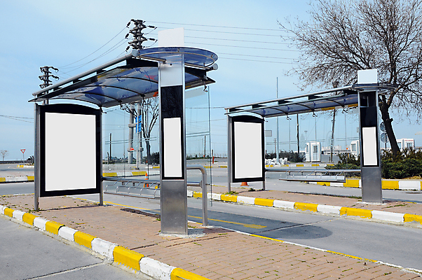 포토 JPG 해외이미지 배너 여행 벤치 교통시설 거리 버스 광고판 사람없음 빛 우주 공백 방 도시 기다림 역 승차 아스팔트 사인 출퇴근 캔버스 교외 그만 길가 마케팅 매각 해외202004 해외포토 도로 육상교통 교통 의자 비즈니스 모션 대중교통 알림판 시설 판 파일형식 이미지허브