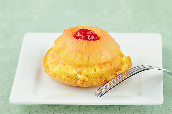 포토 JPG 해외이미지 1 식기 접시 음식 조각 포크 과일 부분 디저트 사람없음 가로 초록색 노란색 사진촬영 원형 체리 달콤 맛 인스턴트 작음 컵케이크 굽기 그림 미니 부스러기 해로움 해외202004 해외포토 도형 컬러 컨셉 케이크 촬영 크기 구이 파일형식 이미지허브