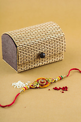 포토 JPG 해외이미지 전통 종교 문화 줄 백그라운드 목걸이 밥 기념 이벤트 사람없음 장식 빨간색 축제 축하 인사 악단 화려 의식 실 결합 낟알 컨테이너 인도인 손목 심볼 오브젝트 기회 예배 언니 남동생 손목보호대 힌두교 유대감 해외202004 해외포토 외국인 산업 음악 음식 컬러 컨셉 장신구 가족 동양인 신체부위 예절 자매 동생 파일형식 이미지허브