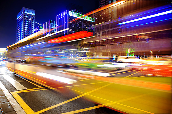 포토 JPG 해외이미지 도로 백그라운드 이동 비즈니스 건축양식 교통시설 자국 모션 자동차 추상 조명 거리 버스 풍경 사람없음 건물 빛 컬러풀 도시 고가도로 고속도로 도심 야간 소프트포커스 속도 바쁨 네온 장면 타운 구름다리 블러 해외202004 해외포토 자연요소 건축물 건축 길 육상교통 컬러 교통 컨셉 무늬 대중교통 촬영기법 다리_건축물 시설 파일형식 이미지허브