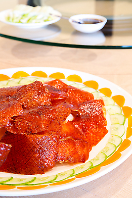 포토 JPG 해외이미지 전통 접시 음식 채소 오리 육류 요리 동양인 사람없음 빨간색 주방 식당 축제 식사 중국 축하 맛 굽기 피부 베이징 스타일 해외202004 해외포토 식기 아시아 컬러 컨셉 식재료 조류 인종 신체부위 상점 구이 파일형식 이미지허브