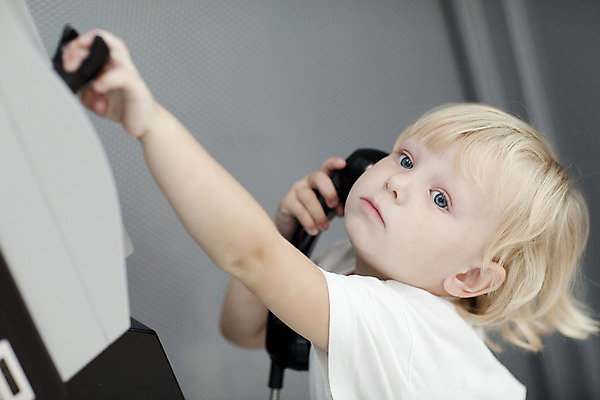 포토 JPG 해외이미지 1 응시 여자 감정 어린이 선 통신 말하기 한명 사람 스마트폰 상자 숫자 머리 듣기 흰색 도시 시간 센터 연결 작음 전화기 심볼 서비스 부름 다이얼 소통 심각 해외202004 해외포토 문자 시선 컬러 컨셉 모션 신체부위 핸드폰 스마트기기 크기 파일형식 이미지허브