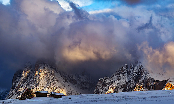 포토 JPG 해외이미지 나무 계절 공원 유럽 여행 백그라운드 겨울 자연 하늘 휴가 산 파노라마 국립공원 풍경 사람없음 야외 파란색 여행객 마을 계곡 놀람 이탈리아 하이킹 추위 가을 보트 숲 휴양지 알프스 완벽 절정 눈내림 해외202004 해외포토 식물 공공시설 감정 나라 컬러 컨셉 배_교통 레저 눈_날씨 촬영기법 표정 사람 장소 생태계 파일형식 이미지허브
