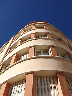 포토 JPG 해외이미지 디자인 건축양식 하늘 부동산 사람없음 건물 파란색 발코니 도시 재산 건축가 아치 포트 프로방스 해외202004 해외포토 직업 건축물 건축 컬러 금융 파일형식 이미지허브