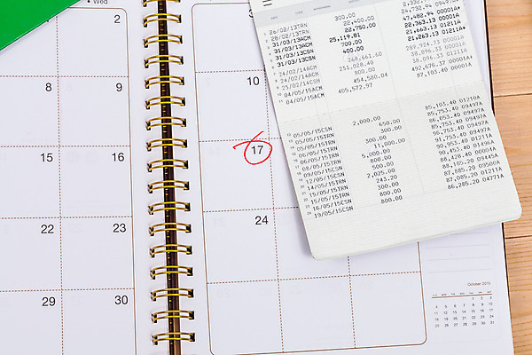 포토 JPG 해외이미지 교육 종이 백그라운드 돈 비즈니스 사람없음 책 금융 숫자 펜 동전 검은색 성장 시장 문서 투자 가치 월 대출 빚 계좌 수입 해외202004 해외포토 문자 컬러 경제 필기구 날짜 재산 파일형식 이미지허브