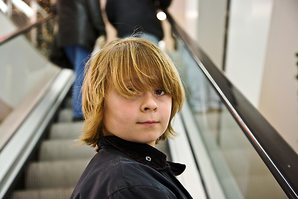 포토 JPG 해외이미지 백인 긴머리 행복 얼굴 어린이 크리스마스 겨울 청소년 실내 한명 서기 소년 빨간색 쇼핑 재킷 추위 표현 자신감 도심 쇼핑몰 창고 긍정 사춘기 섬광 셀프 해외202004 해외포토 서양인 1 헤어스타일 계절 기념일 남자 감정 컬러 컨셉 모션 사람 내부 신체부위 외투 도시 파일형식 이미지허브