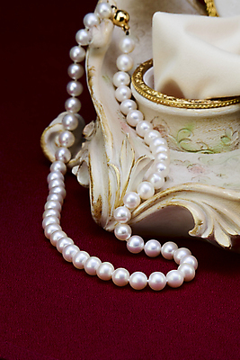 포토 JPG 해외이미지 줄 백그라운드 목걸이 휴가 미술 사람없음 유행 장비 골동품 흰색 축하 화려 변화 재산 클래식 고급 우아함 보석 오브젝트 보물 구식 해외202004 해외포토 컬러 컨셉 장신구 문화예술 금융 광석 파일형식 이미지허브