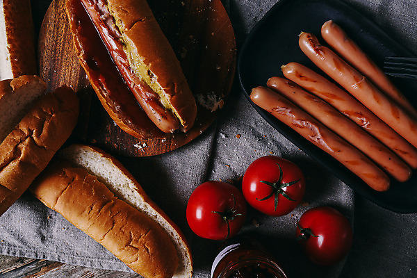 포토 JPG 해외이미지 음식 백그라운드 토마토 탁자 주택 패스트푸드 쟁반 샌드위치 요리 사람없음 빨간색 주방 식사 저녁식사 식탁보 흰색 뜨거움 소시지 개 맛 아침식사 케첩 먹기 머스터드 준비 핫도그 점심식사 번 해로움 핸드메이드 해외202004 해외포토 빵 컬러 가구 컨셉 채소 포유류 모션 건물 소스_음식 가공식품 인스턴트 파일형식 이미지허브