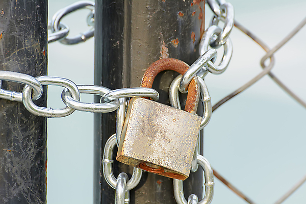 포토 JPG 해외이미지 디자인 백그라운드 자물쇠 안전 사람없음 울타리 문 금속 힘 흰색 보호 접속 철 잠금 보안 대문 시스템 고립 역경 옛날 철강 해외202004 해외포토 컬러 컨셉 재질 담장 파일형식 이미지허브