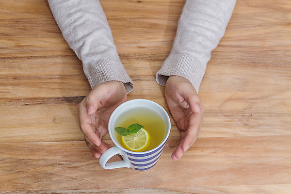 포토 JPG 해외이미지 전통 접시 음료 과일 유리 귤 주택 건강 관리 여러명 사람없음 목재 치료 컵 약 숟가락 침묵 머그컵 추위 뜨거움 원주민 바이러스 약초 스웨터 레몬 에코 유기농 꿀 생강 테라피 내추럴 바이오 시나몬 치료제 치유 디톡스 해외202004 해외포토 나무 식기 웰빙 다수 상의 채소 재료 의학 재질 수저 사람 건물 뷰티 환경 소리 풀_식물 아프리카인 파일형식 이미지허브