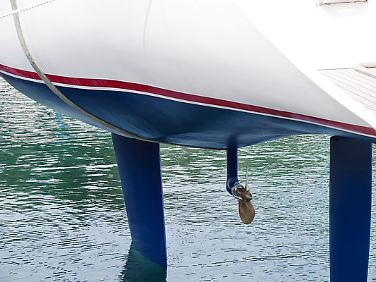 포토 JPG 해외이미지 산업 밧줄 바다 포즈 바닥 항해 사람없음 치료 파란색 항구 장비 에너지 화물 흰색 보트 수리 큼 엘리베이터 기중기 준비 프로펠러 보안 함선 리프트 모터보트 고정 포트 모터 리프팅 해외202004 해외포토 줄 컬러 배_교통 의학 교통시설 안전 운송업 중장비 크기 파일형식 이미지허브