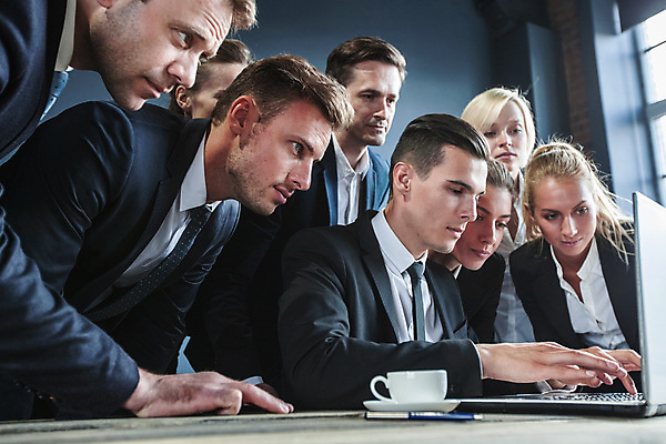 포토 JPG 해외이미지 직업 응시 여자 남자 비즈니스 탁자 노동자 직장 함께함 사람 여러명 노트북 컴퓨터 사무실 업무 작업 비즈니스맨 그룹 토론 동료 통일 브레인스토밍 해외202004 해외포토 시선 가구 다수 컨셉 회사 관계 전자제품 직장인 파일형식 이미지허브