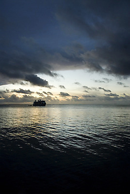 포토 JPG 해외이미지 구름 실루엣 바다 섬 여행 백그라운드 하늘 휴가 사람없음 파란색 평화 일몰 새벽 보트 고독 저녁 태평양 석호 혼자 수평선 해외202004 해외포토 자연요소 감정 컬러 컨셉 배_교통 촬영기법 노을 야간 파일형식 이미지허브