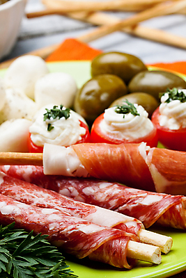 포토 JPG 해외이미지 음식 토마토 치즈 패스트푸드 사람없음 목재 식사 소시지 애피타이저 냄비 먹기 올리브 햄 날것 베이컨 폭식 모짜렐라치즈 살라미 오레가노 브레첼 해외202004 해외포토 나무 열매 채소 재료 모션 디저트 유제품 육류 돼지고기 가공식품 인스턴트 솥 파일형식이미지허브 