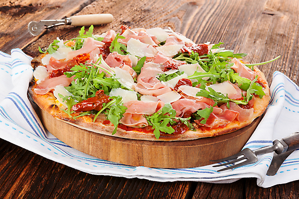 포토 JPG 해외이미지 전통 음식 백그라운드 토마토 재료 탁자 도마 피자 요리 사람없음 목재 가로 컬러풀 식사 저녁식사 이탈리아 활발 껍질 시골 신선 원형 맛 굽기 지중해 허브 바질 점심식사 강렬 루꼴라 해외202004 해외포토 도형 나무 식물 유럽 바다 컬러 가구 컨셉 채소 주방용품 패스트푸드 서양음식 구이 파일형식 이미지허브