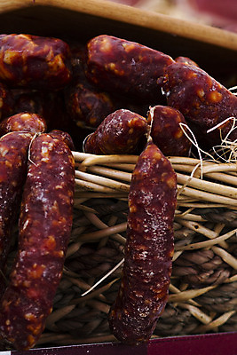 포토 JPG 해외이미지 음식 재료 육류 돼지고기 사람없음 야외 빨간색 상점 시골 신선 소시지 수집 이탈리아문화 날것 살라미 정물화 페퍼로니 핸드메이드 해외202004 해외포토 컬러 식재료 가공식품 그림 유럽문화 파일형식 이미지허브