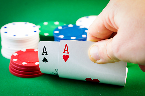 포토 JPG 해외이미지 손 백그라운드 돈 놀이 탁자 사람없음 빨간색 초록색 파란색 쌓기 검은색 게임 흰색 우승 신용카드 행운 재산 도박 위험 카지노 기회 포커 곤봉 라스베가스 해외202004 해외포토 스포츠용품 컬러 가구 컨셉 모션 신체부위 금융 최고 트럼프 파일형식 이미지허브