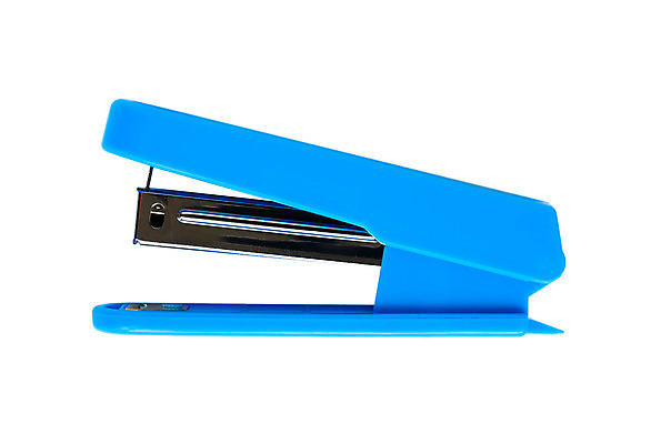 포토 JPG 해외이미지 1 종이 백그라운드 비즈니스 학교 사람없음 파란색 사무실 금속 장비 흰색 공구 업무 닫기 플라스틱 스테이플러 책상 오브젝트 싱글 문서 클립 고립 해외202004 해외포토 교육 컬러 가구 모션 재질 사무용품 도구 작업 파일형식 이미지허브