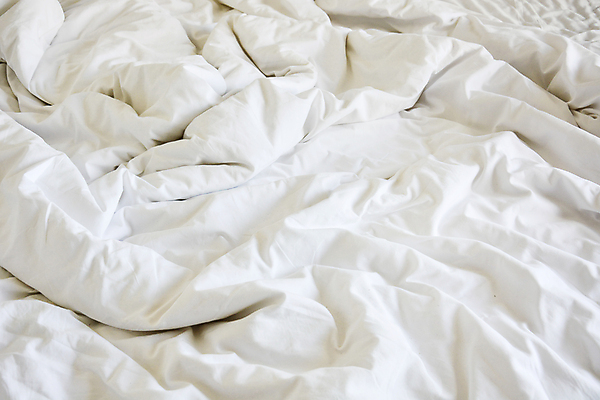 포토 JPG 해외이미지 커플 쿠션 겨울 가정 베개 호텔 아침 휴식 주택 실내 따뜻함 사람없음 장식 침실 이불 흰색 침대 직물 잠 주름 매끈함 시원함 담요 실크 질감 부드러움 시트 솜털 구김 매트리스 잔물결 퀼트 스타일 안락 해외202004 해외포토 주간 계절 물결 컬러 가구 컨셉 관계 침구 모션 숙소 내부 건물 감각 파일형식 이미지허브