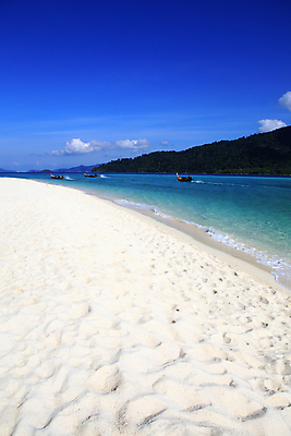 포토 JPG 해외이미지 아시아 모래 바다 섬 여행 교통시설 태국 자연 하늘 휴가 휴식 항해 풍경 사람없음 물 여름 파란색 맑음 침묵 만 보트 산호 휴양지 꼬리 함선 석호 안다만 터키석 파라다이스 수평선 해외202004 해외포토 자연요소 계절 나라 컬러 교통 컨셉 배_교통 날씨 소리 장소 자포동물 보석 시설 생태계 파일형식 이미지허브
