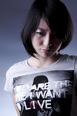 포토 JPG 해외이미지 여자 감정 얼굴 백그라운드 한명 청춘 머리 슬픔 분노 흰색 표현 입 좌절 피부 심각 우울증 해외202004 해외포토 1 컬러 컨셉 사람 신체부위 질병 파일형식 이미지허브