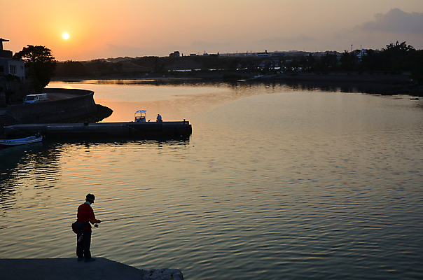 포토 JPG 해외이미지 계절 실루엣 호수 스포츠 바다 여행 오렌지 자연 하늘 낚시 휴가 휴식 사람 풍경 취미 사람없음 야외 물 여름 빛 강 컬러풀 태양 반사 평화 항구 침묵 황혼 일몰 새벽 보트 황금 은퇴 낚시꾼 해외202004 해외포토 자연요소 컬러 컨셉 배_교통 과일 교통시설 레저 촬영기법 노을 소리 생태계 파일형식 이미지허브