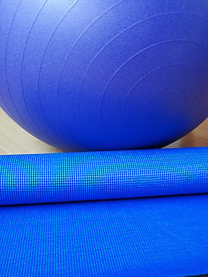 포토 JPG 해외이미지 다이어트 요가 공 근육 건강 사람없음 운동 보라색 힘 장비 기차 원형 유연 필라테스 해외202004 해외포토 도형 웰빙 육상교통 컬러 대중교통 파일형식 이미지허브