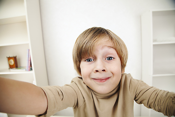 포토 JPG 해외이미지 백인 1 남자 행복 얼굴 어린이 백그라운드 선반 실내 한명 서기 사람 소년 10대 금발 머리 유행 사진촬영 흰색 선탠 피부관리 싱글 부드러움 고립 셀프 혼자 해외202004 해외포토 서양인 헤어스타일 감정 컬러 가구 모션 청소년 내부 신체부위 뷰티 촬영 감각 파일형식 이미지허브