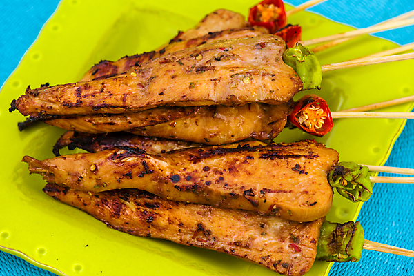 포토 JPG 해외이미지 접시 영어 음식 백그라운드 손가락 태국 육류 요리 동양인 사람없음 빨간색 초록색 파란색 요식업 식사 저녁식사 치킨 흰색 신선 막대기 꼬치 맛 그릴 바비큐 인도인 대나무 인도네시아 칠면조 말레이시아 점심식사 케밥 절임 해외202004 해외포토 외국인 나무 문자 식기 손 산업 아시아 컬러 컨셉 식재료 조류 주방용품 인종 닭고기요리 파일형식 이미지허브