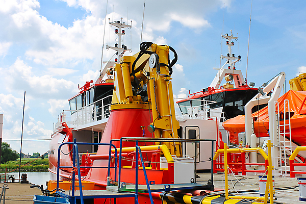 포토 JPG 해외이미지 나무 식물 산업 밧줄 바다 부분 교통시설 하늘 새로움 항해 사람없음 야외 물 파란색 강 금속 항구 장비 화물 만 보트 수리 큼 컨테이너 자르기 수집 조선소 기중기 활 시작 방파제 함선 상업 철강 해외202004 해외포토 자연요소 공공시설 줄 컬러 교통 컨셉 배_교통 모션 재질 운송업 중장비 크기 시설 파일형식 이미지허브