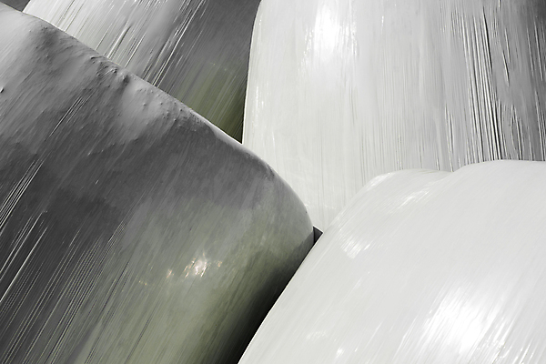 포토 JPG 해외이미지 산업 선 밭 가방 포장 사람없음 파란색 빛 가축 수확 덮개 시골 볏짚 주식 큼 먹이 플라스틱 포장지 유기농 발효 뭉치 밀짚 밭일 톱밥 해외202004 해외포토 동물 웰빙 잡화 컬러 농업 재질 금융 뚜껑 짚 크기 가루 파일형식 이미지허브