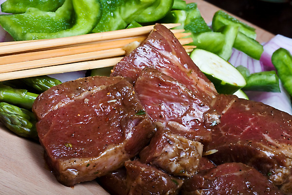 포토 JPG 해외이미지 음식 채소 오렌지 양파 육류 스테이크 요리 사람없음 빨간색 초록색 컬러풀 노란색 요리사 식사 저녁식사 소고기 종 신선 뜨거움 막대기 꼬치 달콤 맛 그릴 바비큐 자르기 먹기 날것 후추 숯 절임 주키니 해외202004 해외포토 직업 컬러 컨셉 과일 식재료 모션 주방용품 서양음식 향신료 파일형식 이미지허브