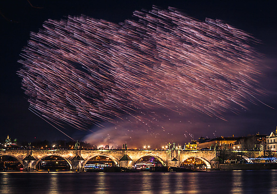 포토 JPG 해외이미지 꽃 유럽 여행 포즈 백그라운드 크리스마스 겨울 건축양식 하늘 휴가 새로움 폭죽 파노라마 풍경 사람없음 물 빛 강 도시풍경 반사 파티 성당 교회 탑 축제 황혼 새벽 로켓 축하 도시 야간 저녁 폭발 연도 체코 프라하 타운 파열 빛망울 고딕 공화국 보헤미아 옛날 해외202004 해외포토 자연요소 식물 건축물 계절 기념일 건축 나라 컨셉 종교건축 촬영기법 이벤트 건물 일몰 파일형식 이미지허브